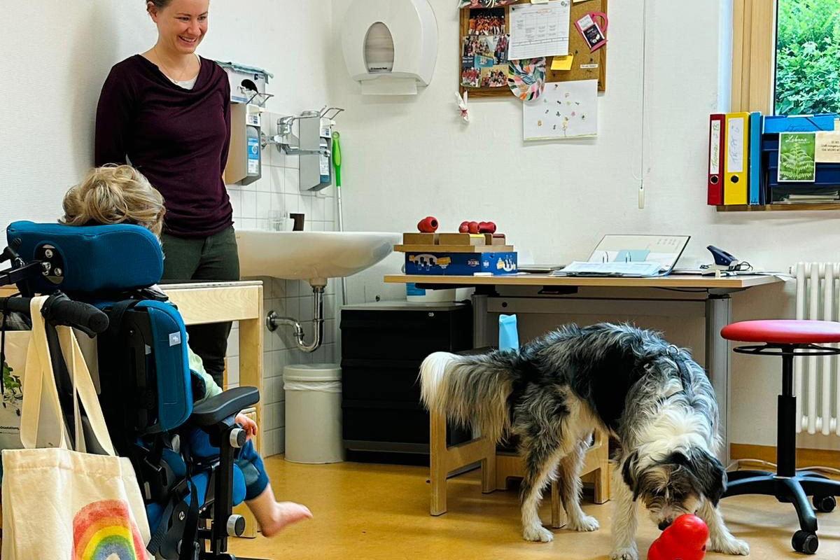 Hundetherapie für schwerbetroffene Patienten der Schön Klinik Vogtareuth