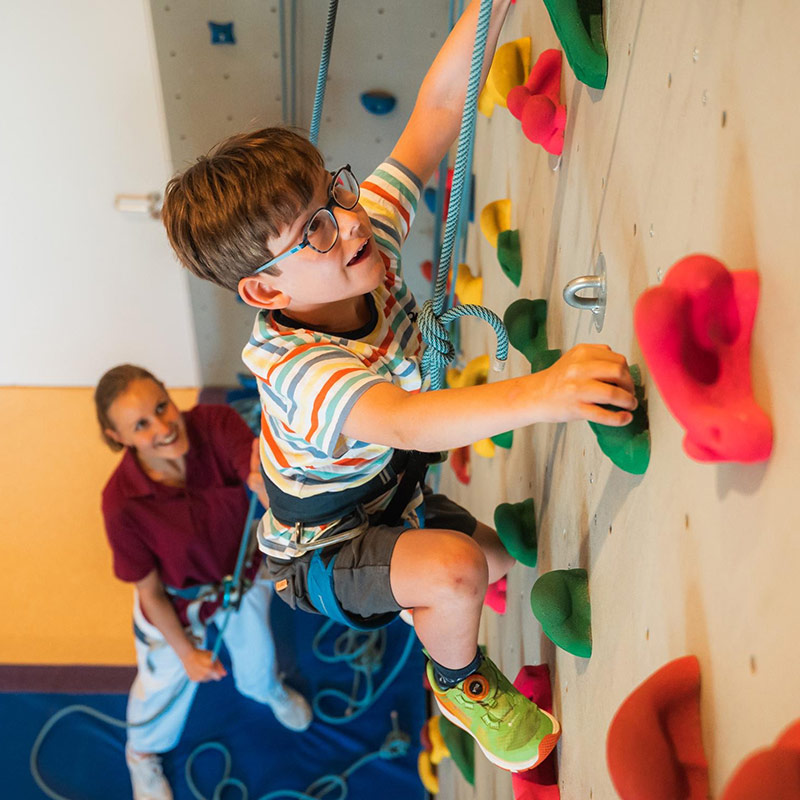 Therapeutische Kletterwand an der Schön Klinik Vogtareuth